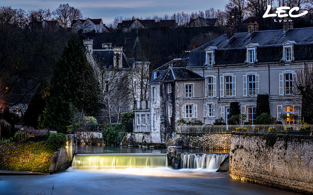 <p>The water gate opening onto its outlet, is one of the most emblematic places of Vendome. At the centre of the majestic panorama that can be appreciated by walkers strolling along the Loir, the Place de la Liberté leaves all visitors with an unforgettable memory.</p>
